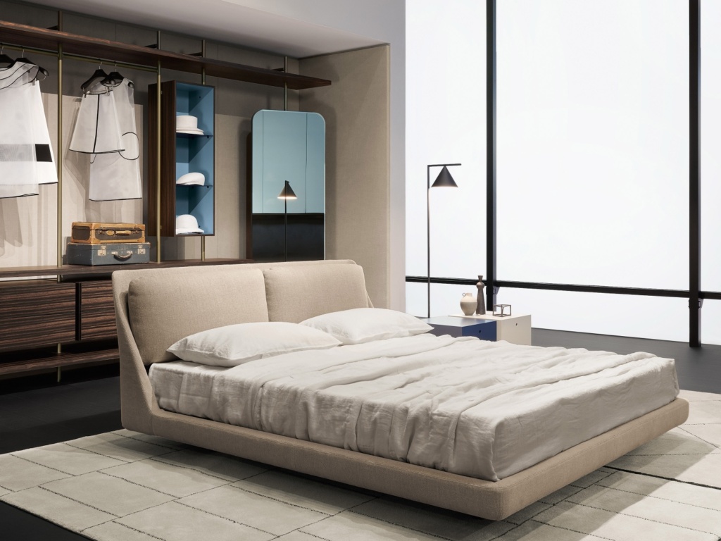 Camera da letto con armadio , letto, comodini e luci di design .