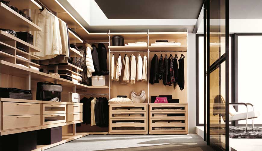 Corner walk-in closet