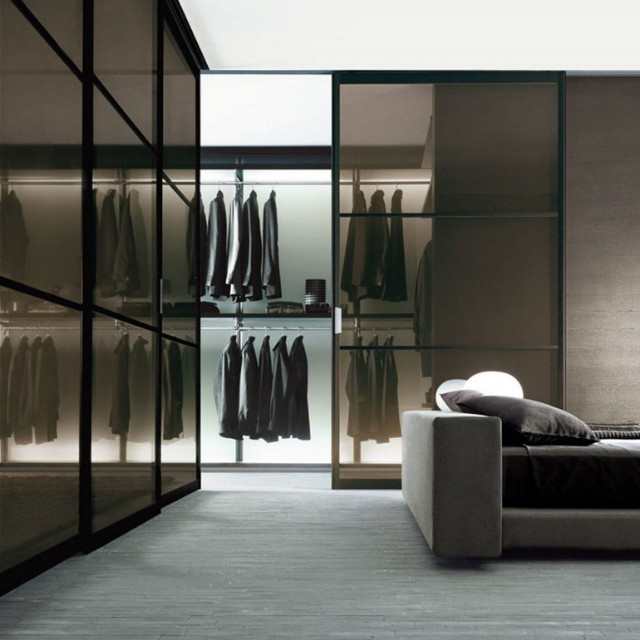 The smoked glass walk-in closet what it is and how to choose it