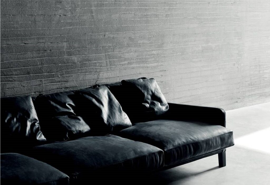 schwarze Sofa