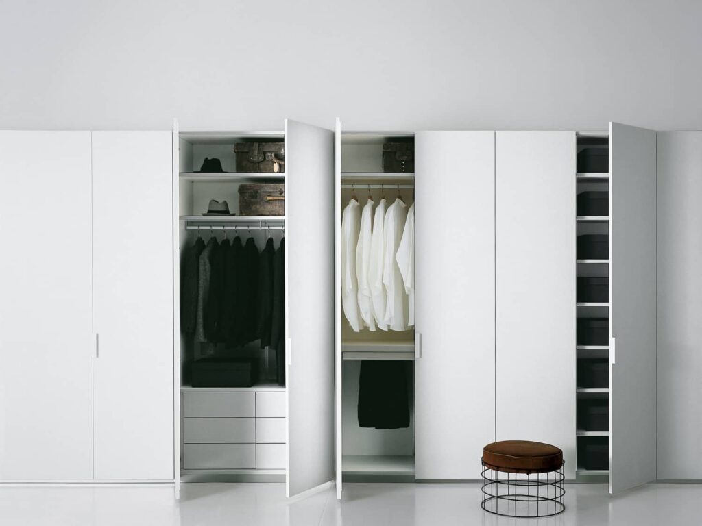 Hinged door wardrobes: a guide to choosing the right solution for your home