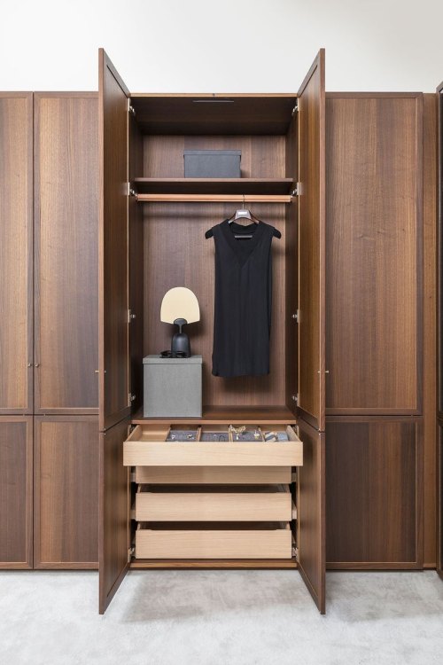 armoire de chambre en bois