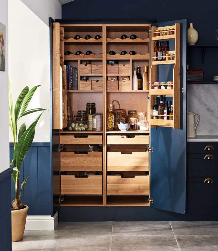 Dispense e Stipi: Armadio-cucina in legno massiccio