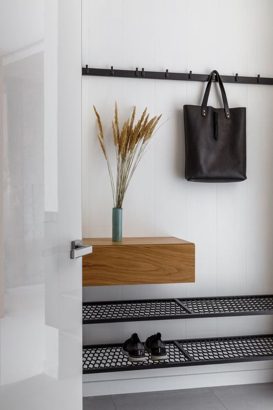Entrance coat rack