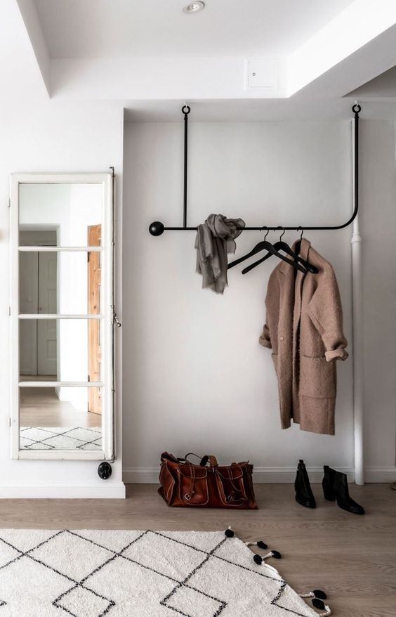 Entrance coat rack