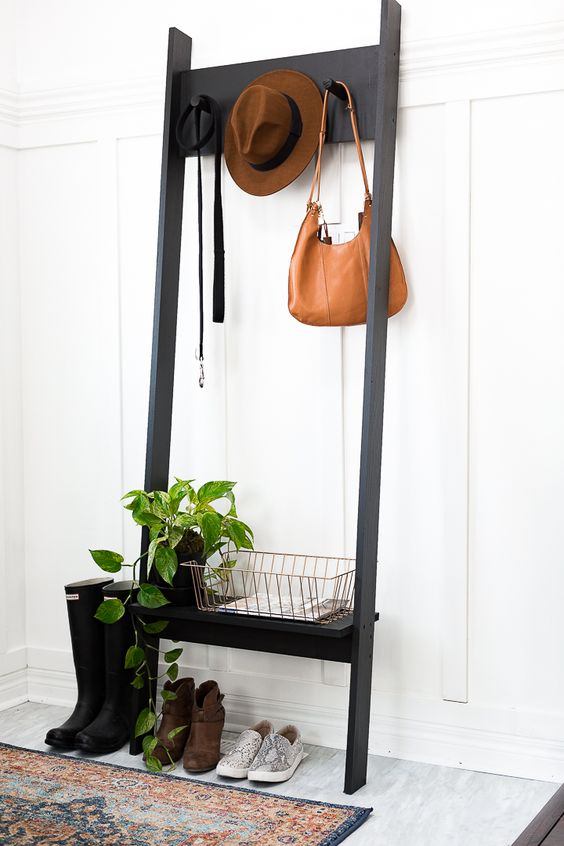 Entrance coat rack