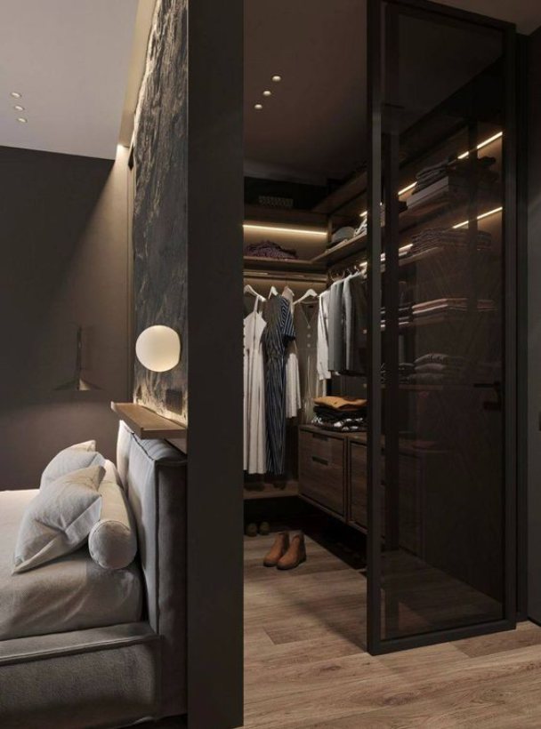  small walk-in closet